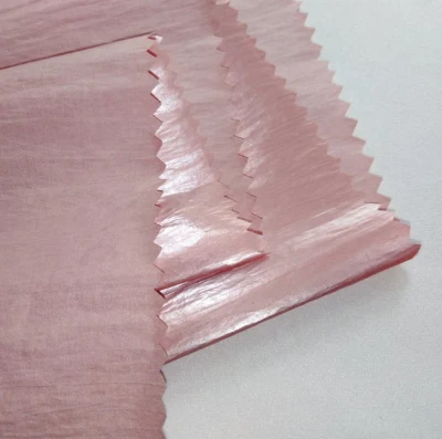Polyester imprimé au laser à haute solidité au lavage coloré pour doudoune tissu en nylon froissé arc-en-ciel